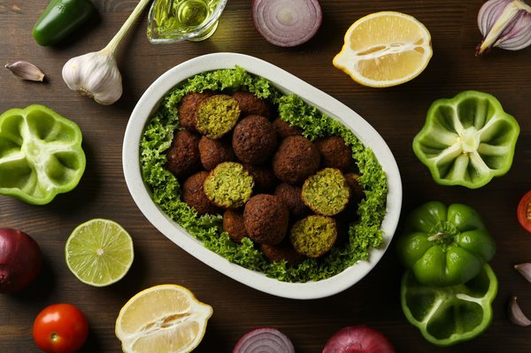 Comment faire des falafels maison avec une sauce tahini ?